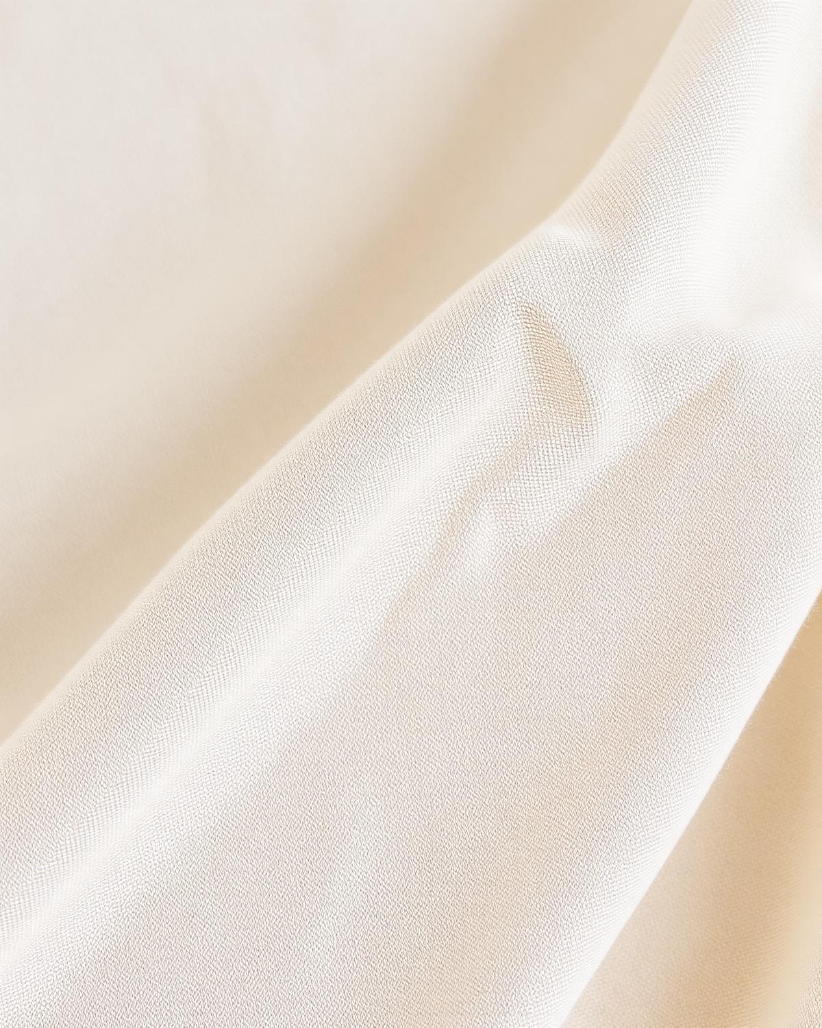 Détail textile en lin naturel, évoquant sobriété et qualité
