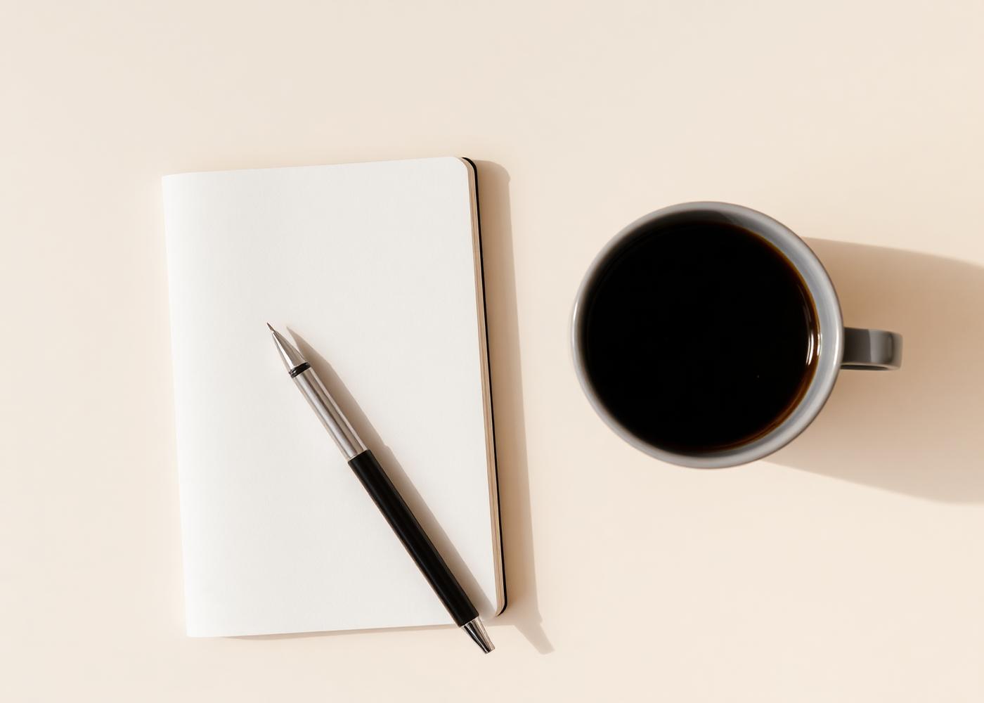 Carnet ouvert, stylo et café — méthode et attention aux détails